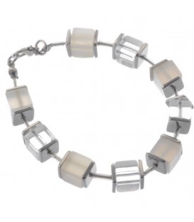 Armband van witte en heldere glaskralen en metalen accenten