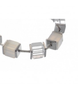 Armband van witte en heldere glaskralen en metalen accenten