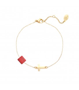 goudkleurige armband met rood blokje en kruisje