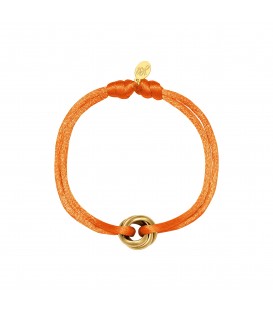 armband met oranje satijnen koord en goudkleurige ringen