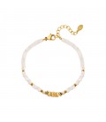 Armband met witte kralen en gouden details