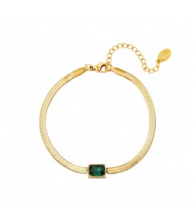 goudkleurige armband met een vierkante groene steen