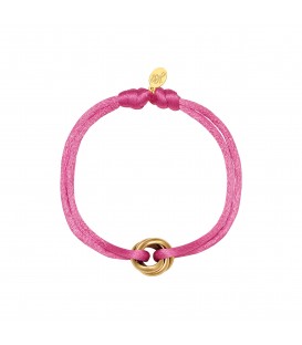 Zacht roze satijnen armband met een goudkleurige bedel