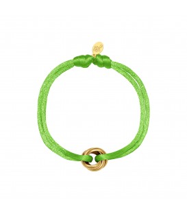 Groene satijnen armband met een goudkleurige bedel