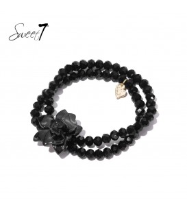 Zwarte armband met meerdere strengen en een bloemen bedel
