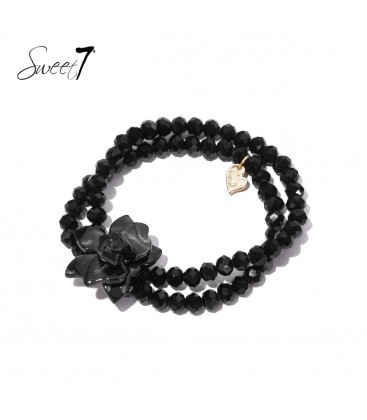 Zwarte armband met meerdere strengen en een bloemen bedel