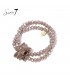Camel kleurige armband met glas kralen en een bloemen bedel