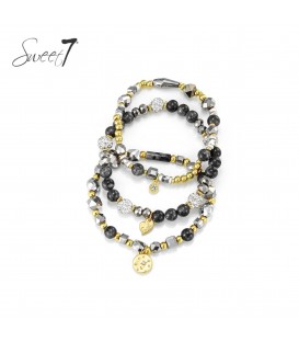 Grijs gekleurde armband met grijze kralen en goudkleurige bedels