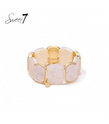 Armband met creme kleurige elementen en goudkleurige omlijsting