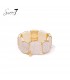 Armband met creme kleurige elementen en goudkleurige omlijsting