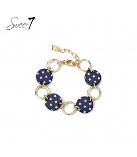 Armband met donkerblauwe schijfjes, stippen en goudkleurige schakels.