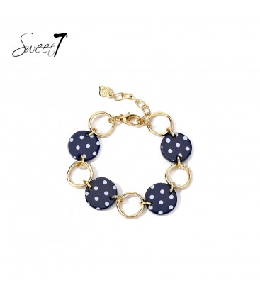 Armband met donkerblauwe schijfjes, stippen en goudkleurige schakels.