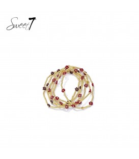 Armband met meerdere goudkleurige kralenstrengen en kleine rode bloemetjes.